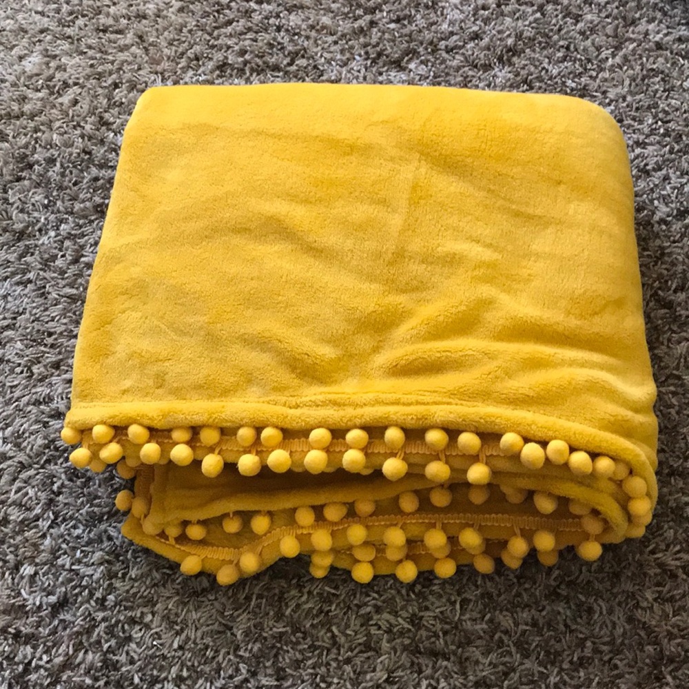 Mustard Yellow LOMAO Fleece Pom-Pom Blanket